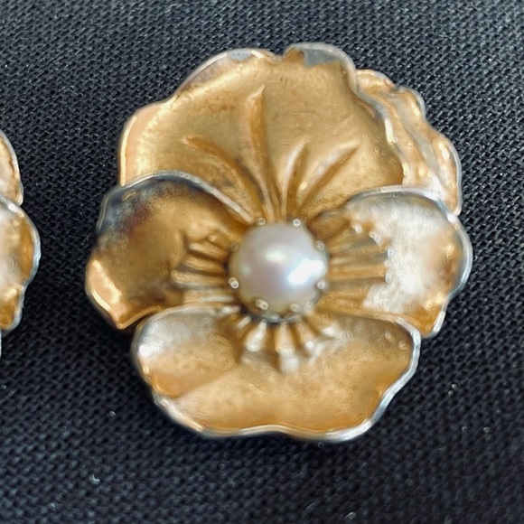 Vintage Marvella Faux Pearl Gold Tone Floral Clip On Earrings - Picture 3 of 5